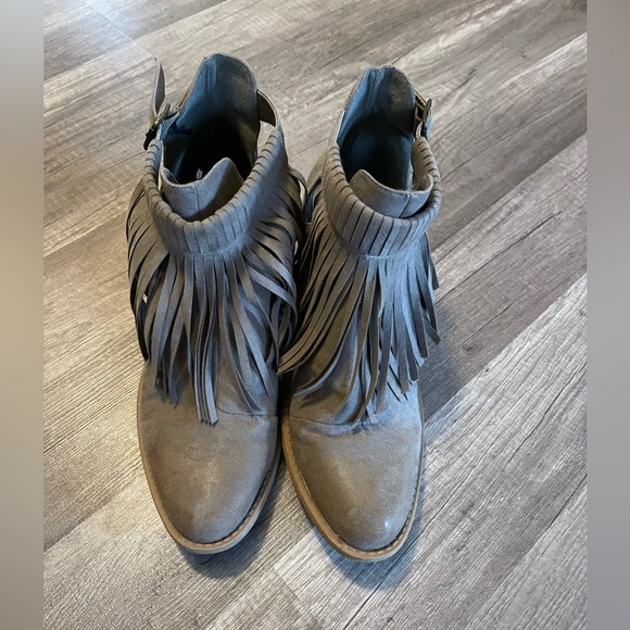 Maurice’s Jasmine taupe fringe ankle boots. Size 9. - Picture 2 of 3